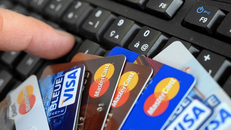 Использование дебетовых и кредитных карт